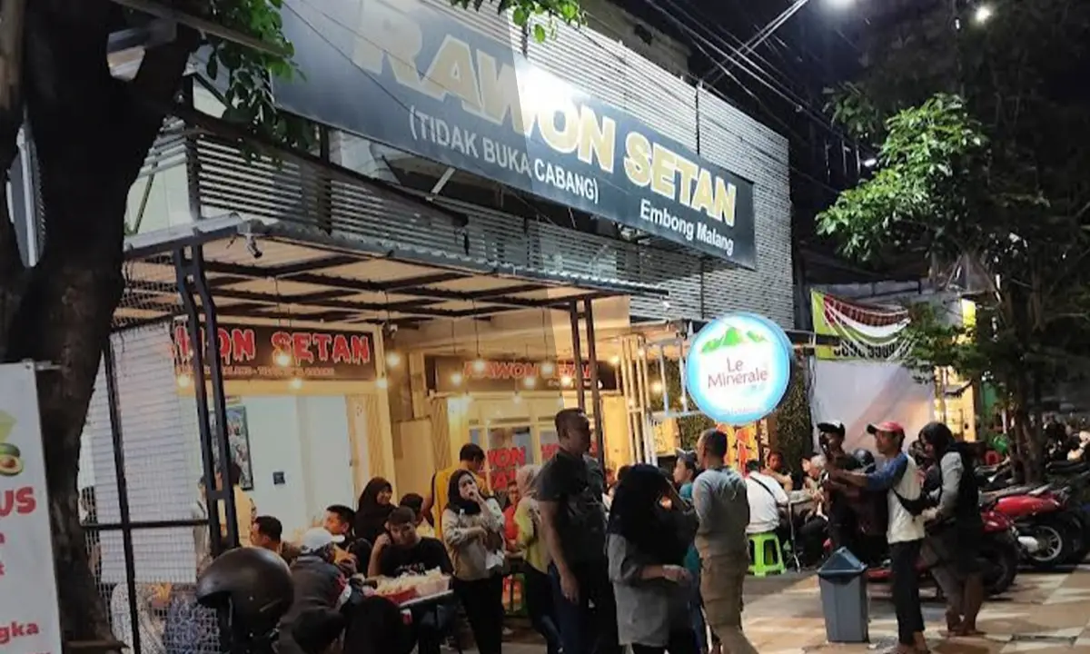 Rawon Setan (Embong Malang) – Rawon dengan Kuah Pekat Khas, Buka Malam Hari dan Selalu Ramai