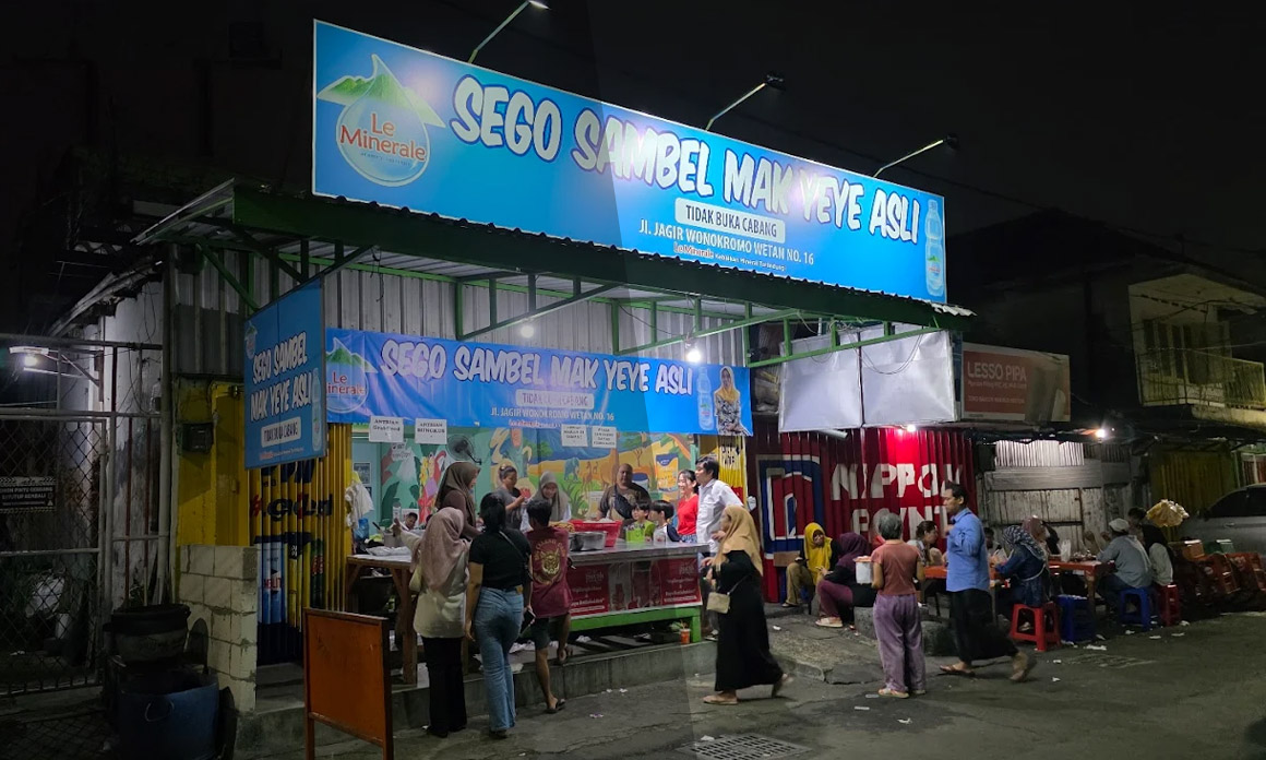 Sego Sambel Mak Yeye: Pedasnya Legendaris, Selalu Antri Panjang